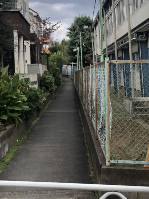 狛江第三小学校横の路地