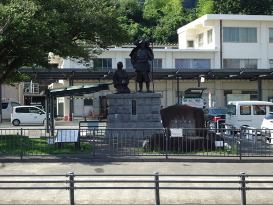 土井實平公夫妻の像