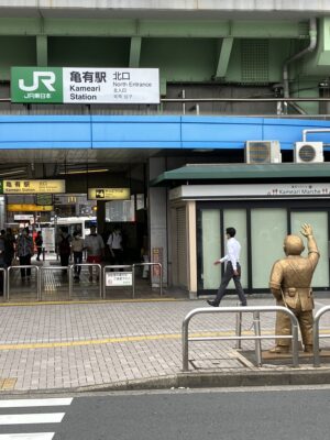 亀有駅北口の両さん