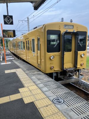 草江駅を出る105系