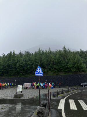 富士山頂を見る