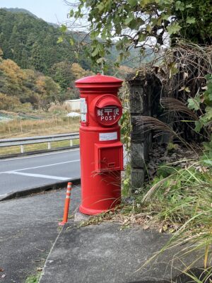 ケーブル黒川駅前丸ポスト