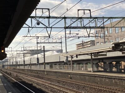 草薙駅付近を通過する新幹線