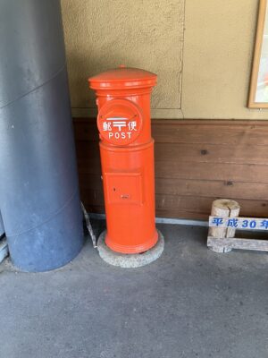 高野山駅前の丸ポスト