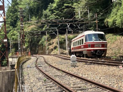 トンネルへと消える特急こうや4号