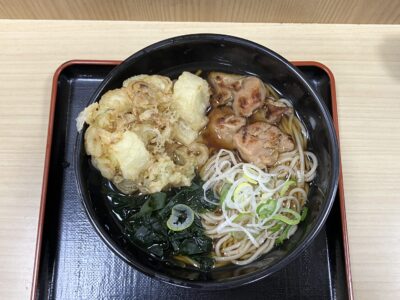 炭火香る鶏もも肉とねぎ天そば