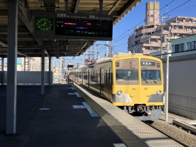 多磨駅ホームと発車案内