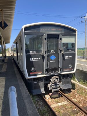 西戸崎駅停車中のBEC819系