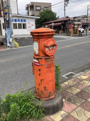 古びた丸ポスト