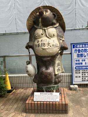 綾瀬市役所の狸