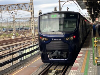 各停新宿行き12000系