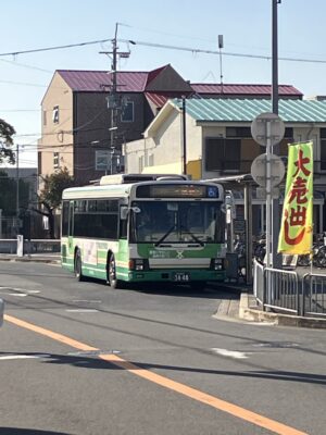 柱本団地バス停に停車中のJR高槻駅南行き