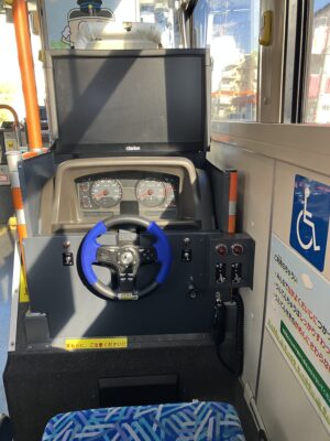 たかつきばすお号のこども運転席