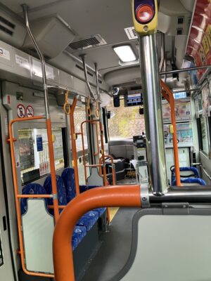 マイクロバス車内