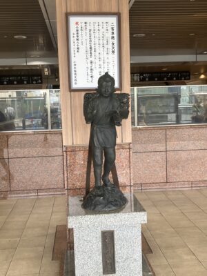 小田原駅の二宮金次郎像