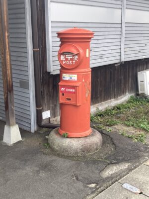 山北駅前の丸ポスト