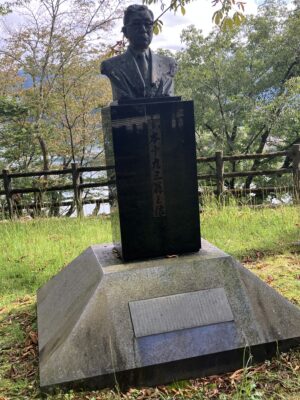 山本十九三翁の像