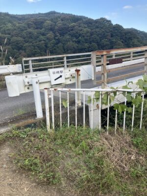 谷峨駅はこちら