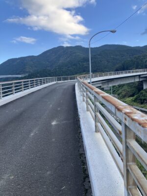 谷峨駅への道